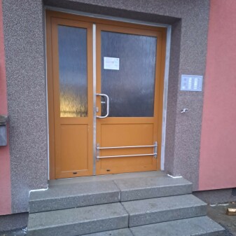 Venkovní hliníkové dveře